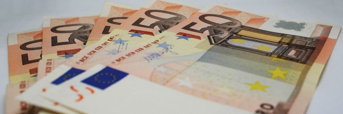 Mehrere 50-Euro-Scheine in Großaufnahme