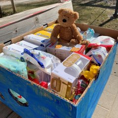Mit einer Spendenkiste geht auch ein Teddybär auf die Reise in die Ukraine.