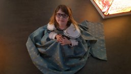 Kind im barocken Gewand