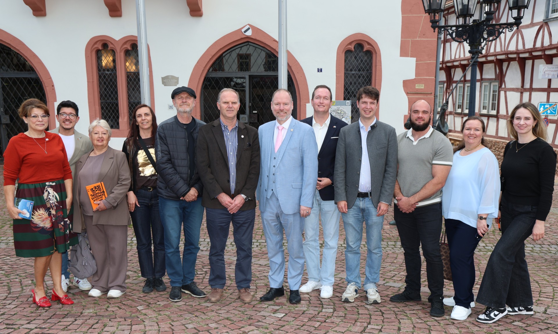 Besuch aus Argentinien Bürgermeister Christian Litzinger mit der Delegation aus Argentinien vor dem Rathaus.