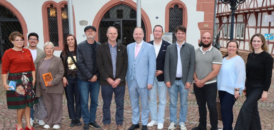 Besuch aus Argentinien Bürgermeister Christian Litzinger mit der Delegation aus Argentinien vor dem Rathaus.