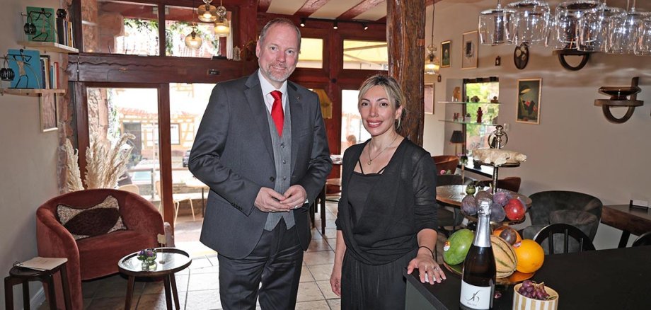 Besuch bei "La Niche" Bürgermeister Christian Litzinger und Proushat Haschemian stehen neben der Theke im Café "La Niche". Es ist zugleich eine Boutique.