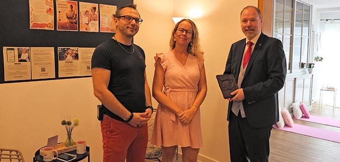Bürgermeister Christian Litzinger mit Jessica Kioschis und ihrem Lebensgefährten Philipp Jardas im neuen „prenzlberg Familientreff“ an der Berliner Straße.