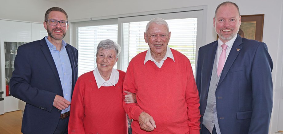Landrat Thorsten Stolz (links) und Bürgermeister Christian Litzinger gratulieren Ursula und Bernd Kemmerer (Mitte). Sie sind seit 60 Jahren verheiratet. 