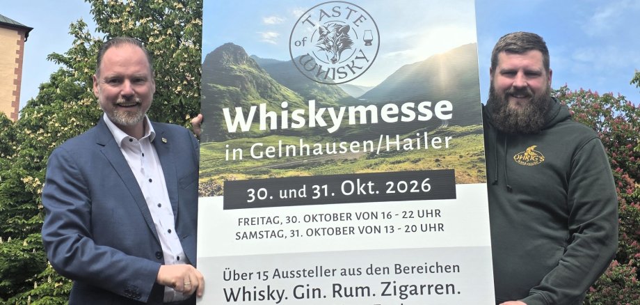 Taste of Whisky 2026 Bürgermeister Christian Litzinger und Veranstalter Marcel Uhrig halten ein Plakat für die Veranstaltung "Taste of Whisky" zwischen sich.