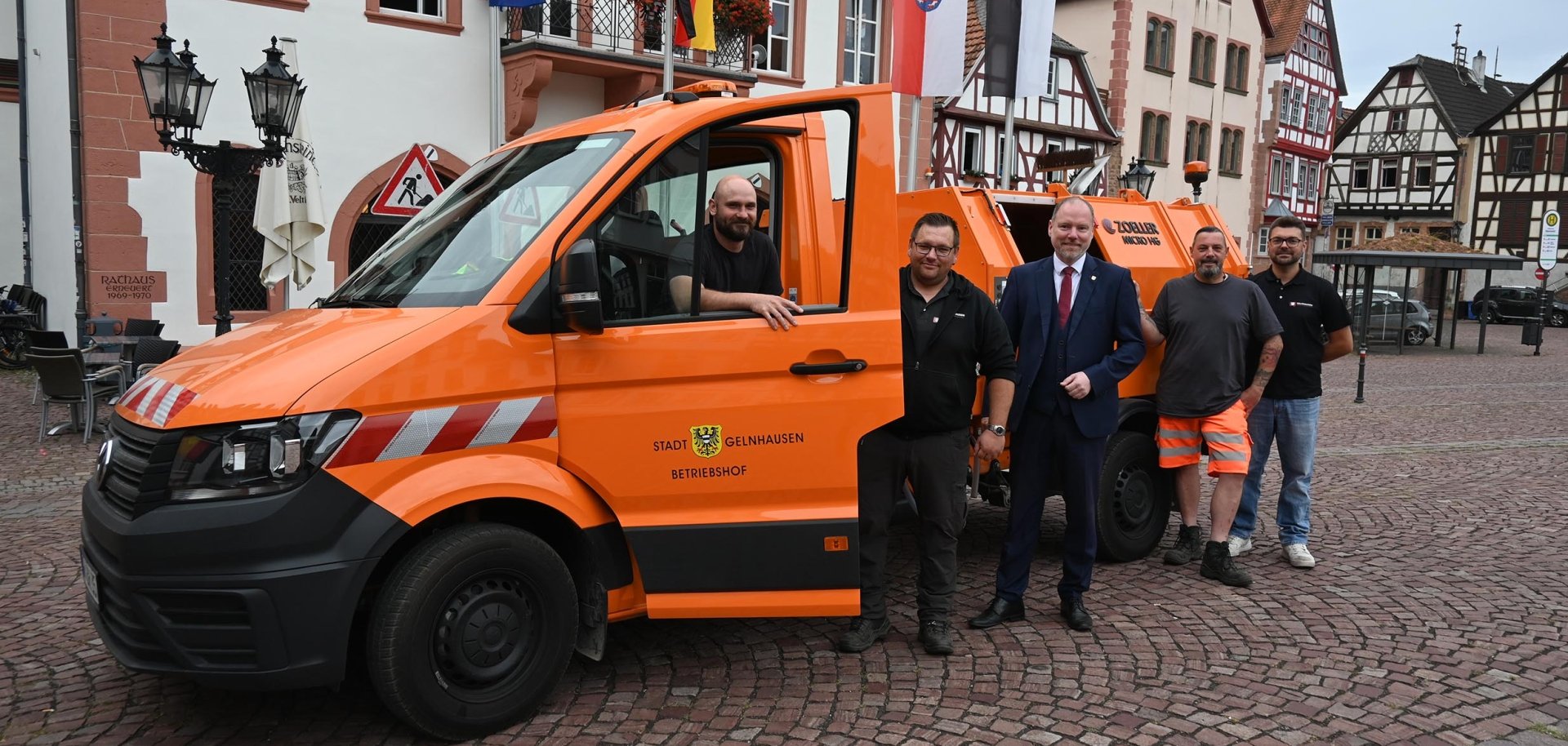 Bürgermeister und Betriebshofmitarbeiter mit dem neuen Müllpressfahrzeug.