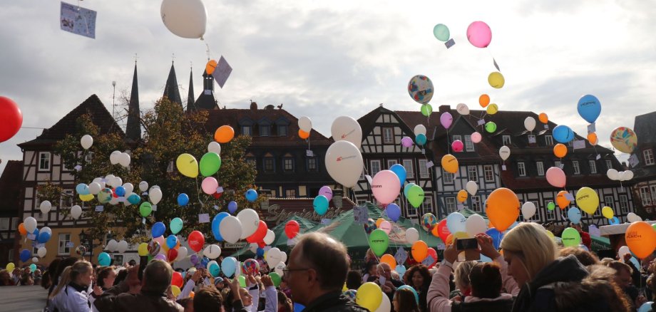 Schelmenmarkt Das Luftballonweitfliegen gehört zu den schönsten Momenten des Schelmenmarkts in Gelnhausen.