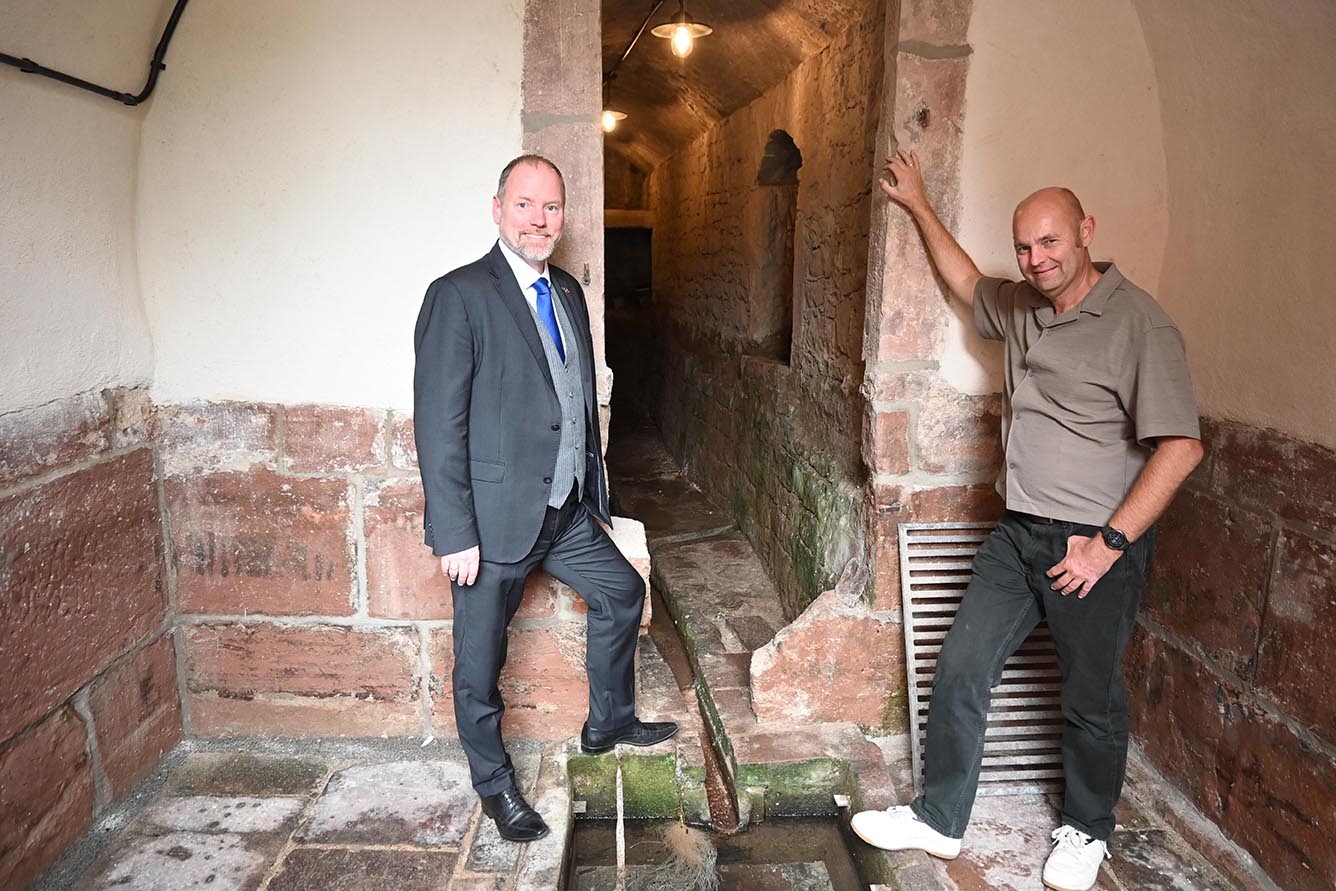 Steinbrunnen ist saniert Bürgermeister Christian Litzinger und Thorsten Amend vom Hochbauamt im sanierten Brunnenhaus.
