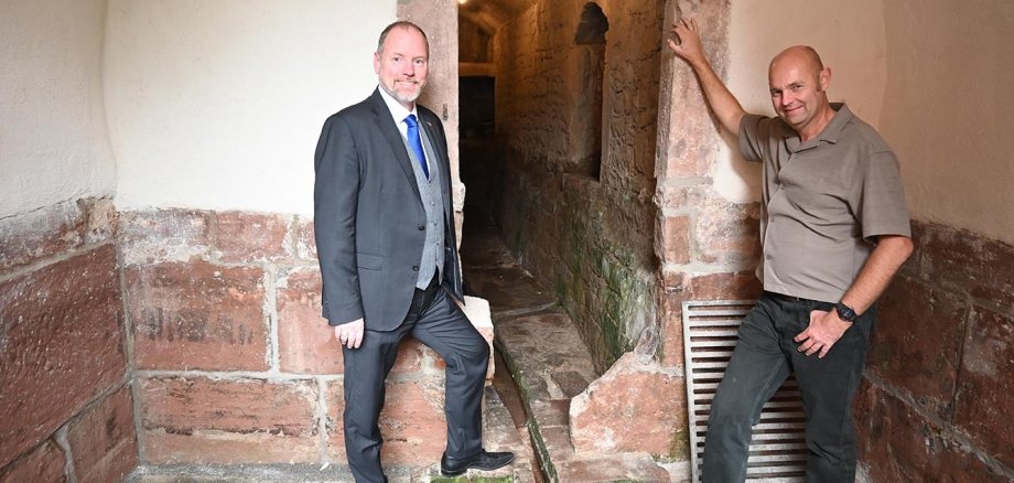 Bürgermeister Christian Litzinger und Thorsten Amend vom Hochbauamt im sanierten Brunnenhaus.