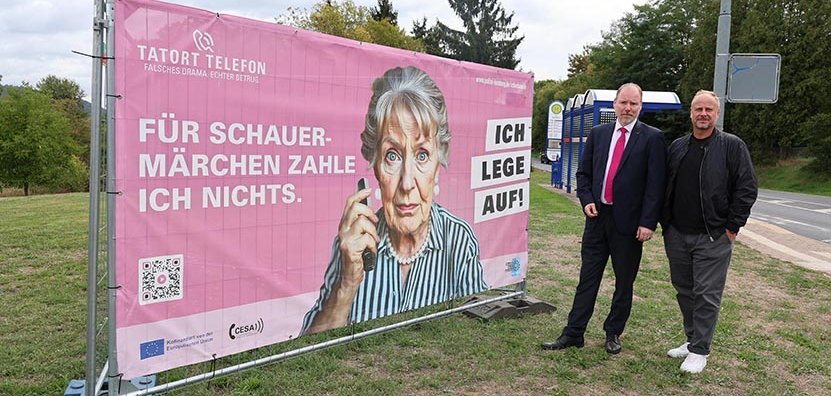 Plakat gegen Schockanrufe Bürgermeister Christian Litzinger und Ordnungsamtsleiter Bastian Metzler stehen vor einem Plakat in Gelnhausen. Darauf ist eine ältere Frau mit einem Telefon in der Hand zu sehen. Auf dem Plakat steht "Ich lege auf." Das empfiehlt die Polizei Menschen, die verdächtige Anrufe erhalten. Oft wollen die Täter Geld erbeuten und geben sich dabei als Polizisten oder Familienangehörige aus.