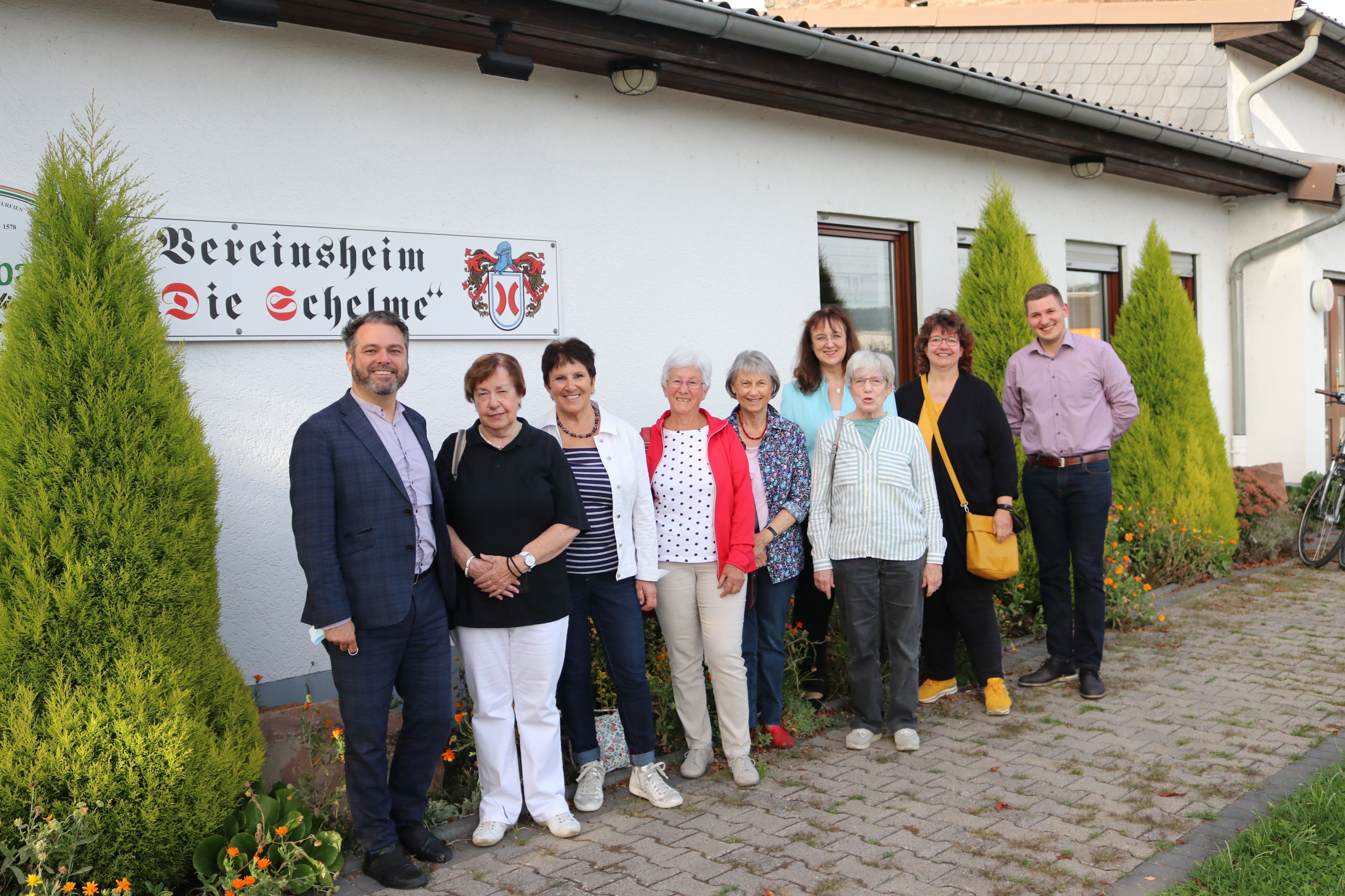 Senioren ziehen ins Schelmenheim um Das Foto zeigt Bürgermeister Daniel Chr. Glöckner mit dem Helferteam des Seniorenclubs, dem Vorsitzenden der Schelme, Yannik Dudene, und Jutta Hofmann-Engel, die bei der Stadt für die Seniorenarbeit zuständig ist, vor dem Schelmenheim.