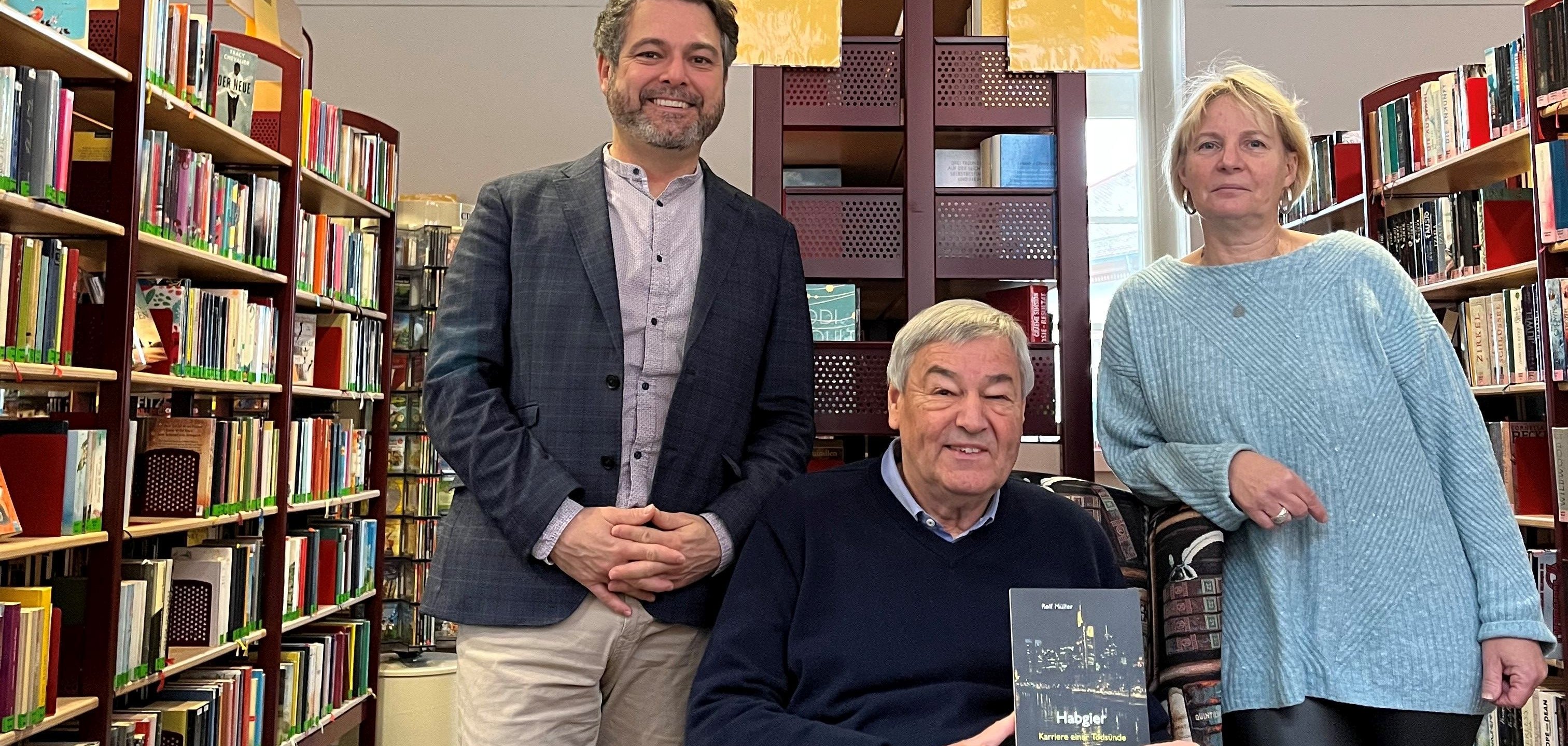 Buchübergabe in der Stadtbücherei mit Dr. Rolf Müller.