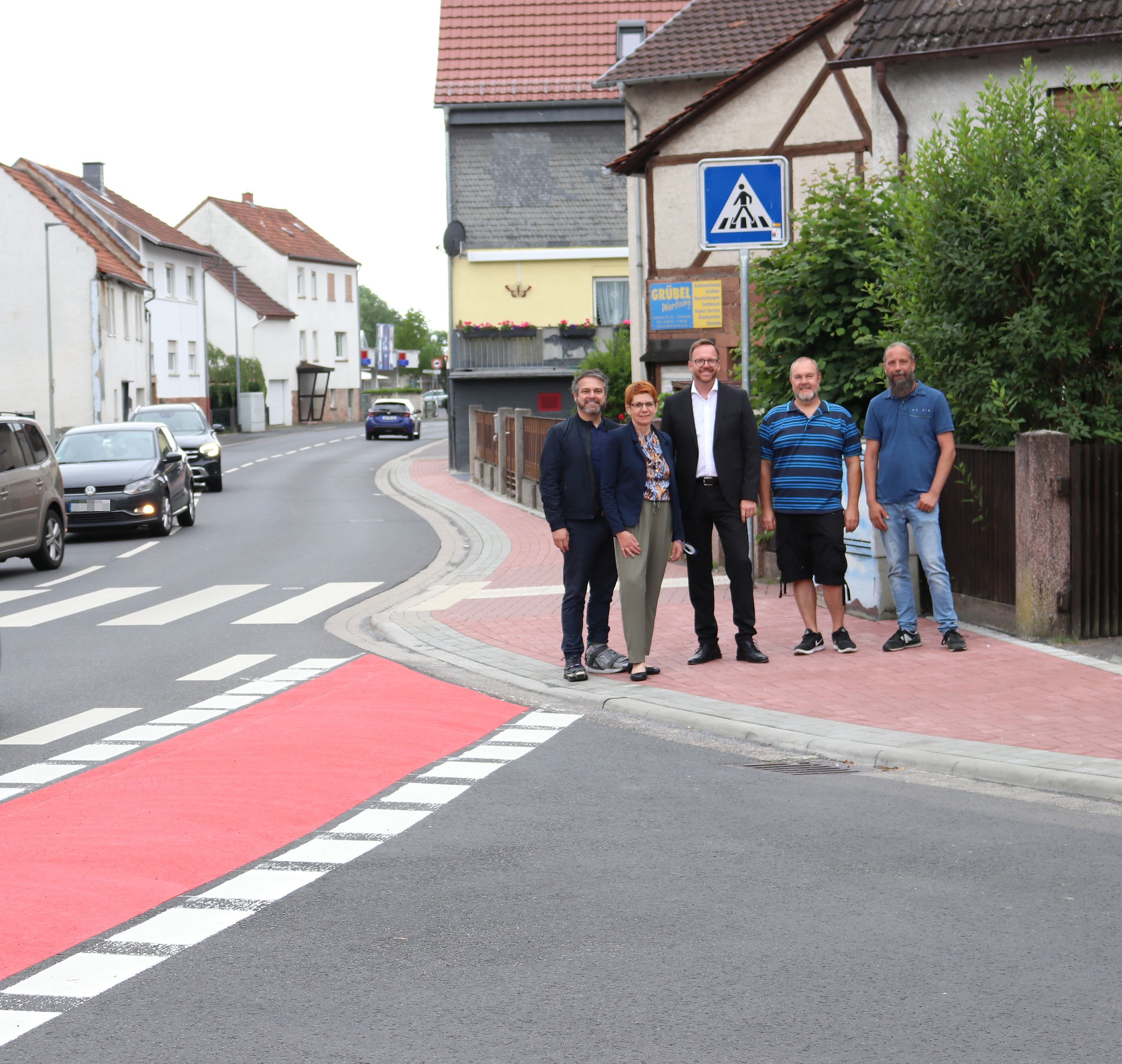 Gehwege erneuert Politiker stehen an der Kreuzung Birsteiner Straße Dorfstraße in Haitz.