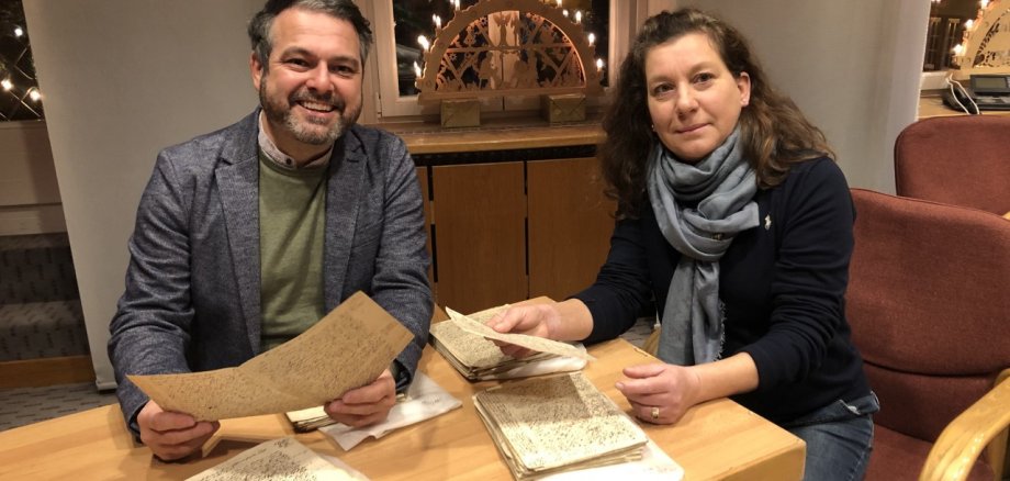 Bürgermeister Glöckner und Desirée Altvater-Endler bei der Übergabe der Reden von Metropolitan Schäfer, die über 100 Jahre alt sind.