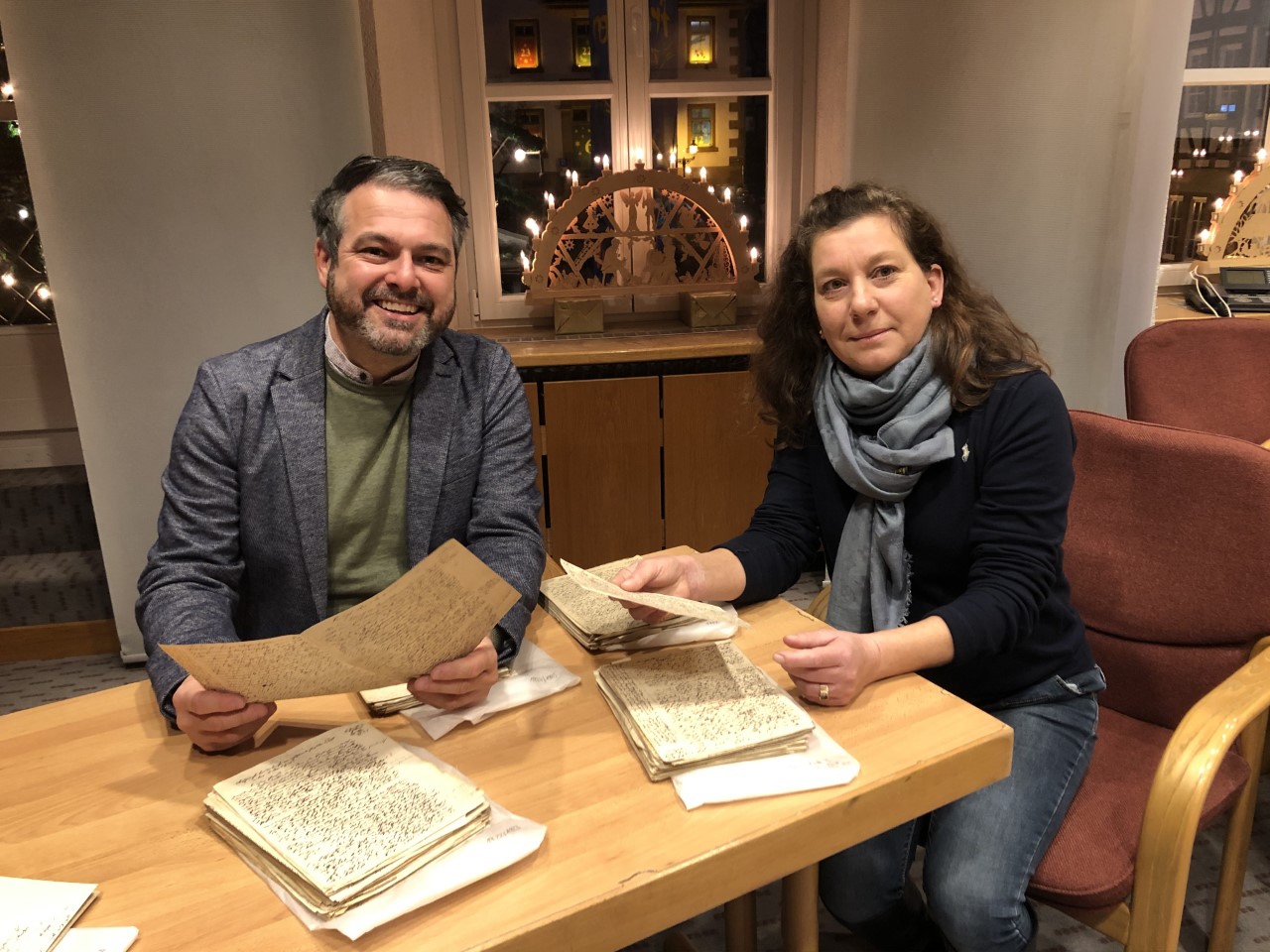 Bürgermeister Glöckner und Desirée Altvater-Endler bei der Übergabe der Reden von Metropolitan Schäfer, die über 100 Jahre alt sind.