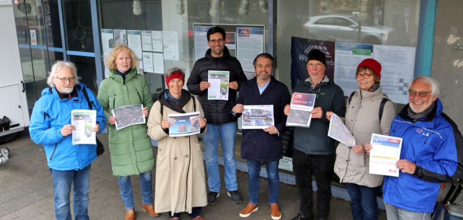 Die AG Sonnenstrom der People for Future Gelnhausen vor dem Info-SAchaufenster des ehemaligen Kaufhauses Joh Gelnhausen. 
