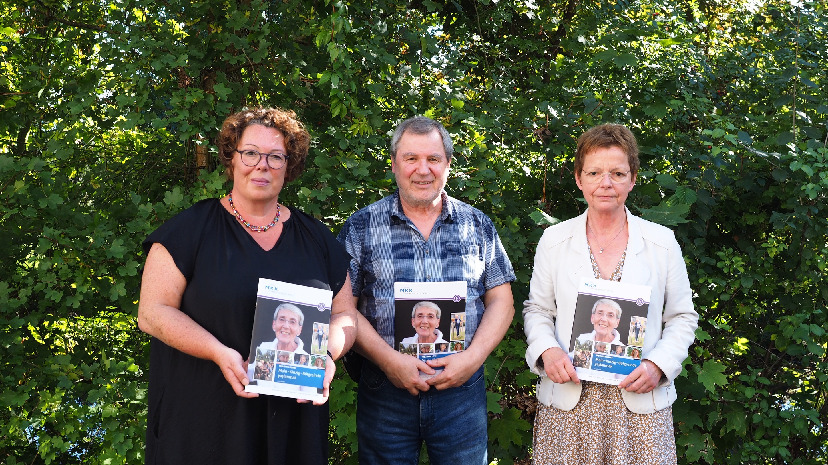 Älter werden im MKK Vertreter des Main-Kinzig-Kreises stellen die neue Broscüre vor.