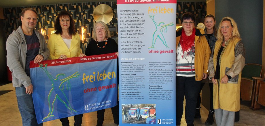 Gruppenfoto mit Plakaten zum Aktionstag gegen Gewalt an Frauen.