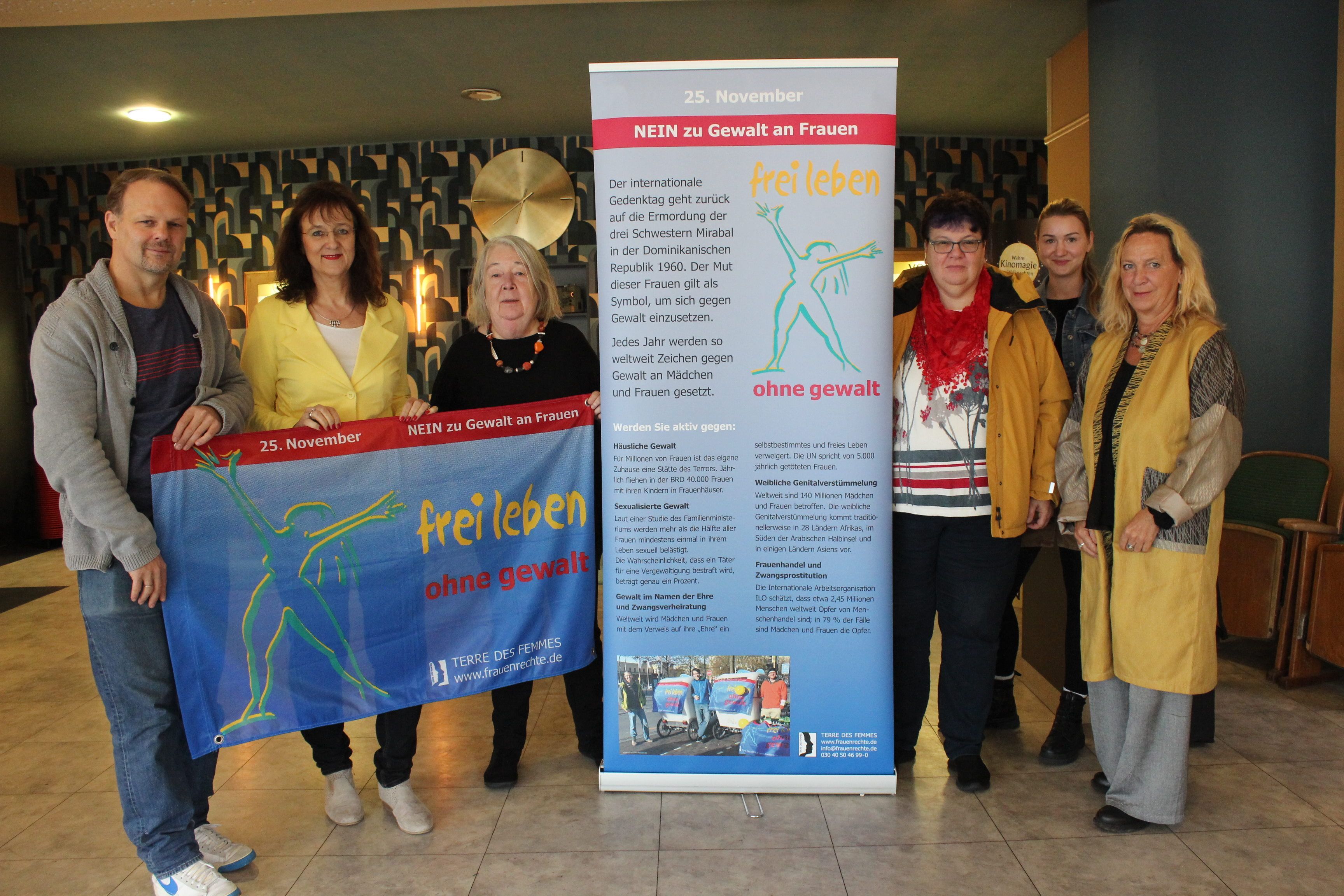 Gruppenfoto mit Plakaten zum Aktionstag gegen Gewalt an Frauen.