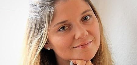 Porträtfoto der Autorin Amber Morgan.