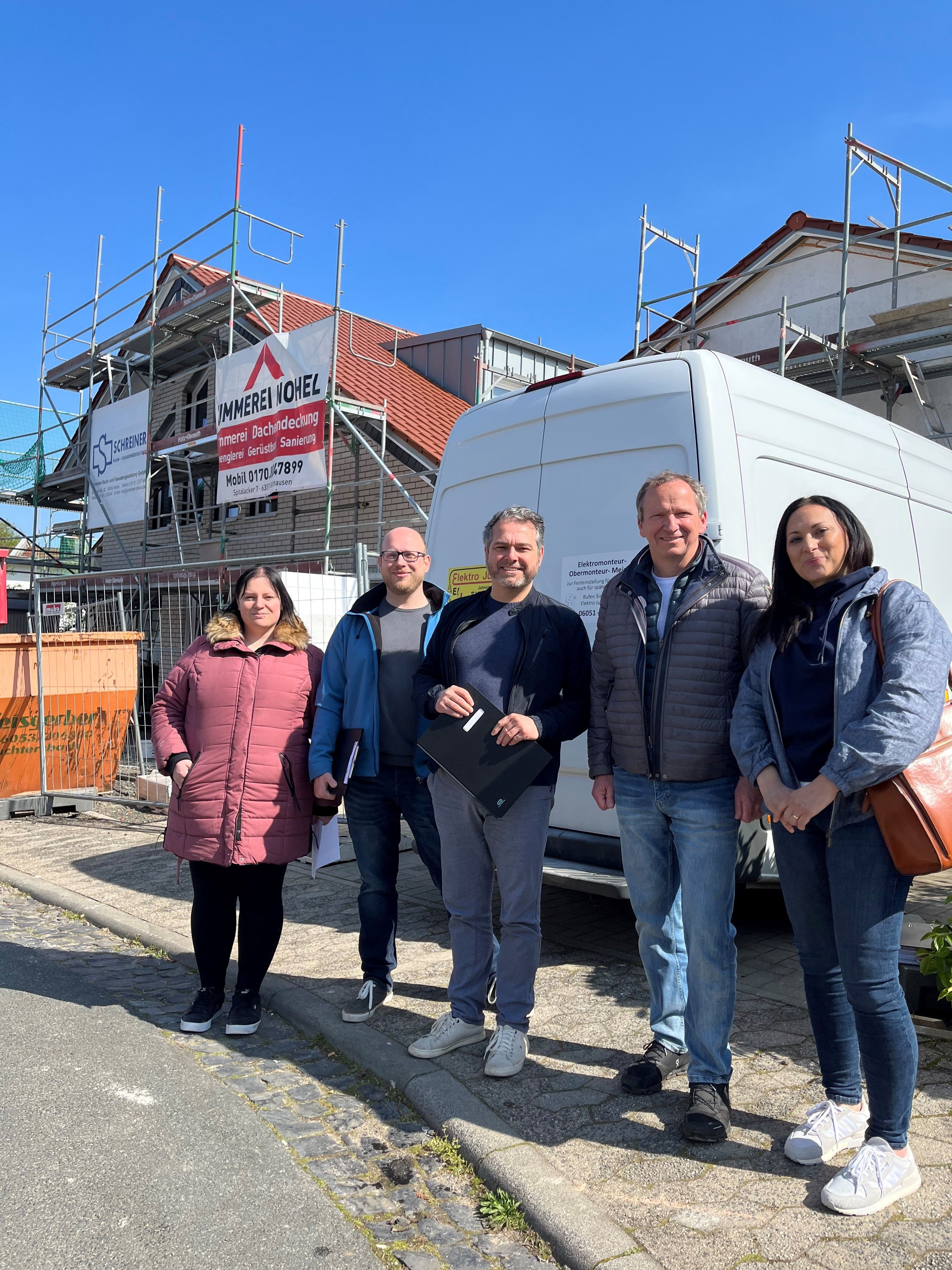Bürgermeister Glöckner, Elternvertreter und Architekt auf der Bausstelle der Kita Meerholz.