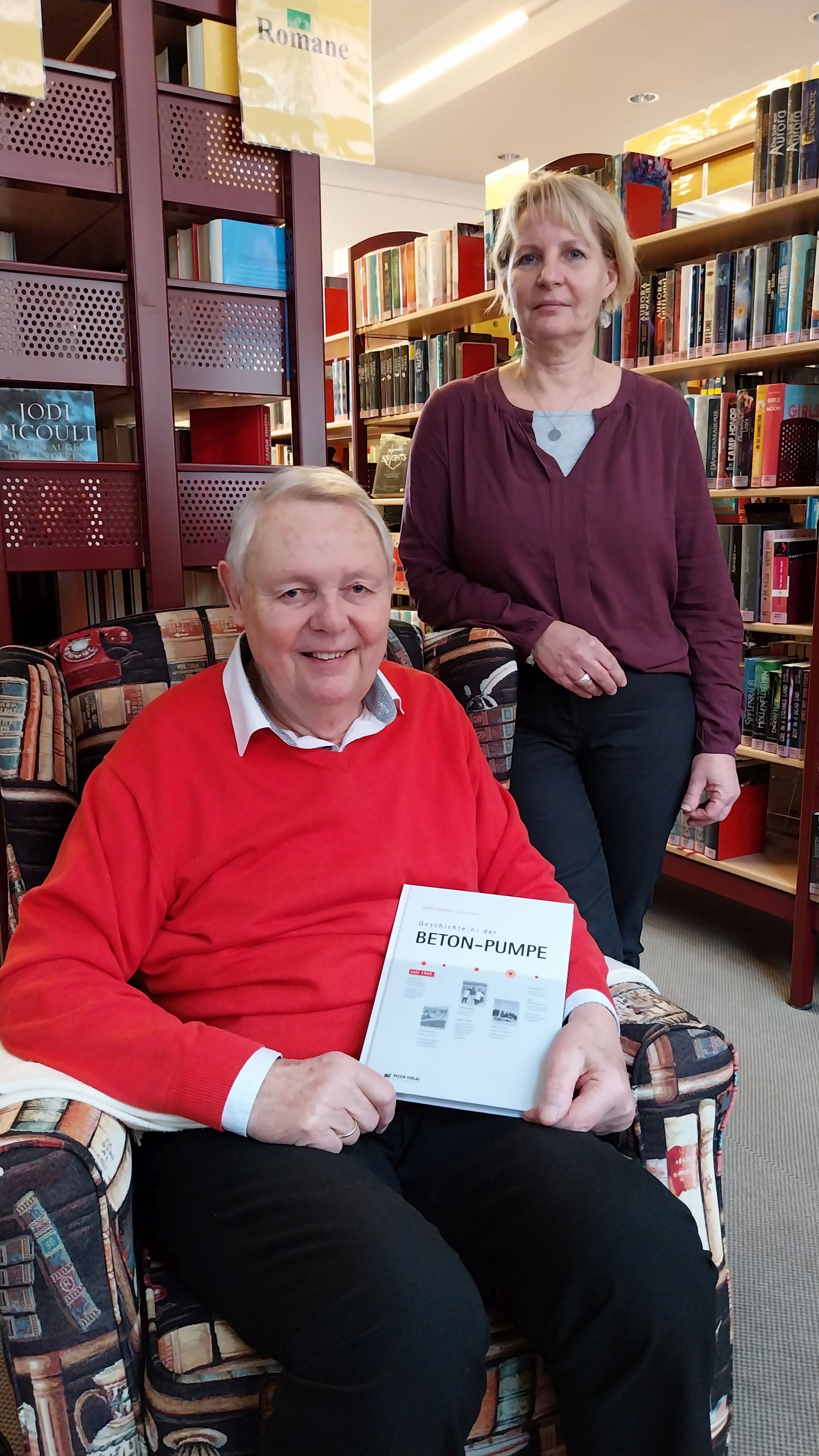 Bücherspende Der Autor mit der Büchereileitung bei der Buchübergabe.