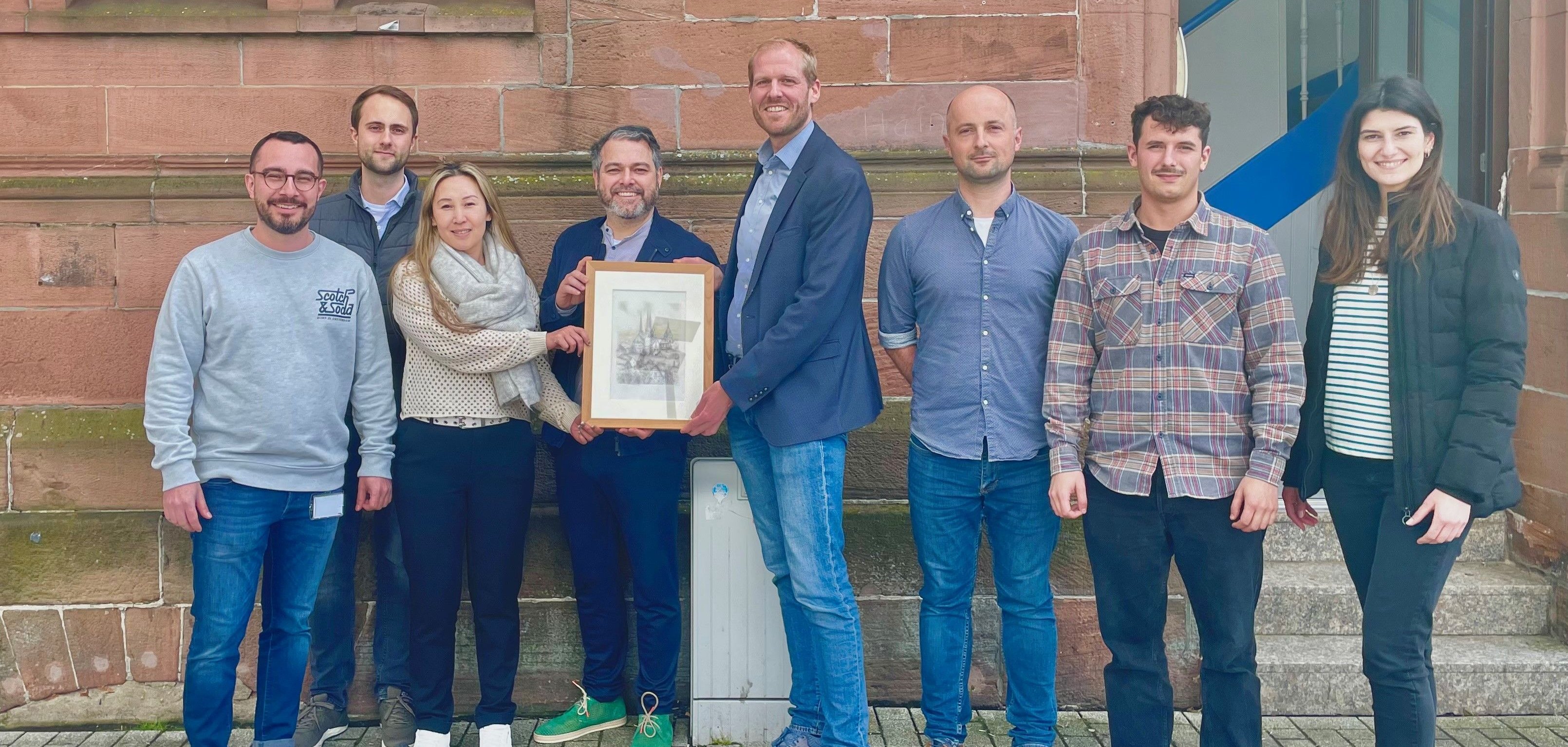 Bürgermeister Glöckner mit dem DB-Team vor dem Bahnhof Gelnhausen.