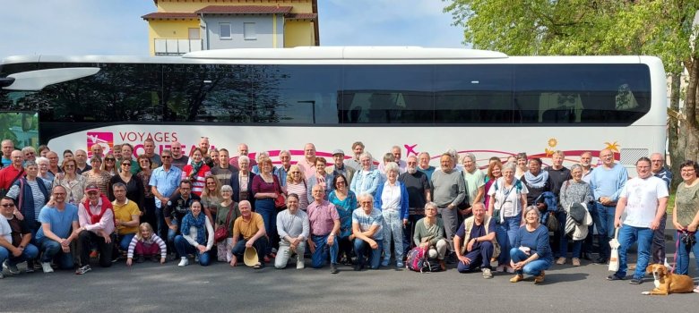 Gruppenbild vor dem Bus. 