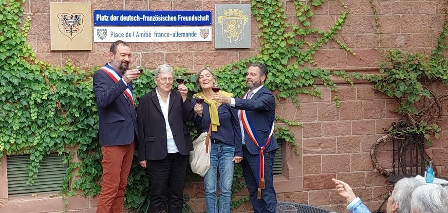Vertreter der Verschwisterungskomitees prosten sich bei der Einweihung des Freundschaftsplatzes zu. 