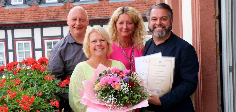Daniela Kraft mit Kollegen und dem Bürgermeister auf dem Rathausbalkon. 