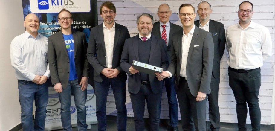 Gruppenfoto zur Kooperation im Bereich IT-Sicherheit der Kreiswerke und der Stadt Gelnhausen.