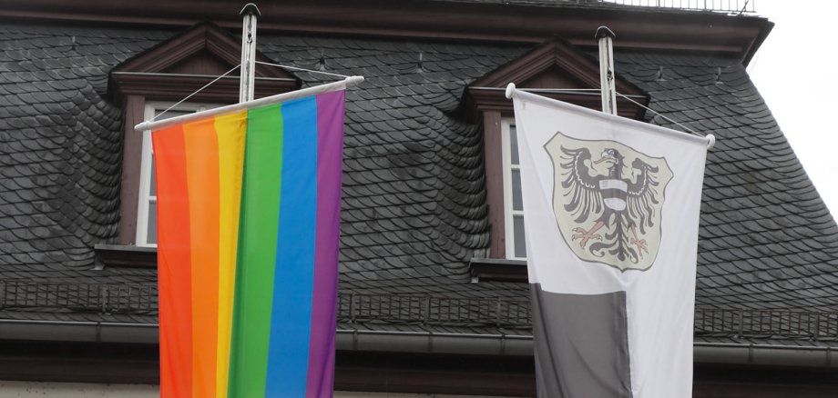 Die Regenbogenfahne weht vor dem Rathaus Gelnhausen.