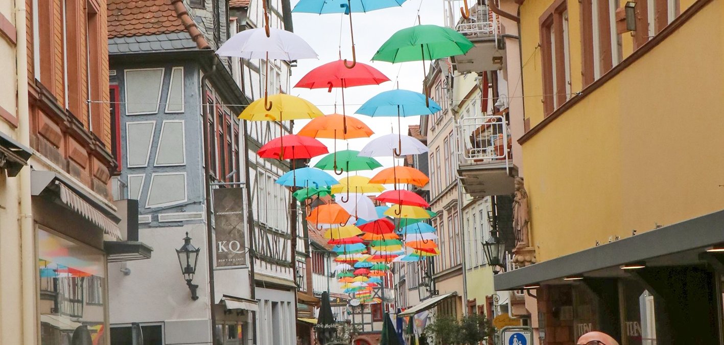 Regenschirmgasse Bunte Regenschirme hängen über der Langgasse in Gelnhausen.
