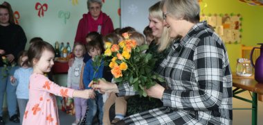Abschied Smolka Ein Kind überreicht Frau Smolka eine Rose.