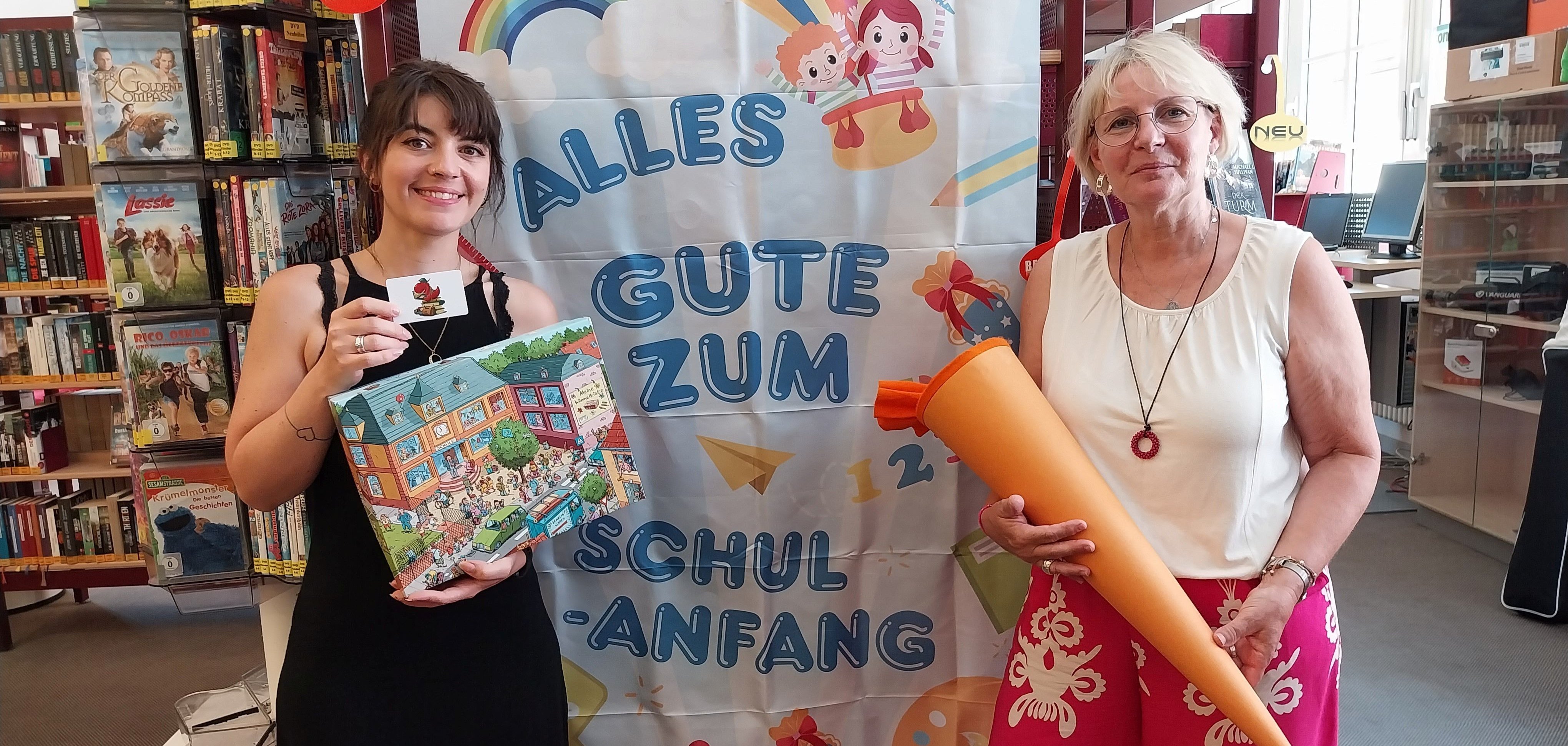 Die Bücherei-Mitarbeiter preisen die Sonderaktion zum Schulstart an.