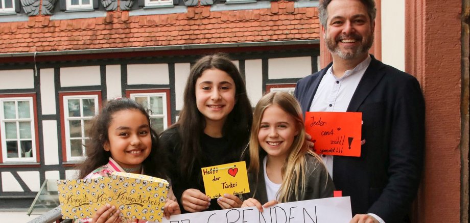 Bürgermeister Glöckner mit den Mädchen, die Spenden für die Erdbebenopfer sammelten.
