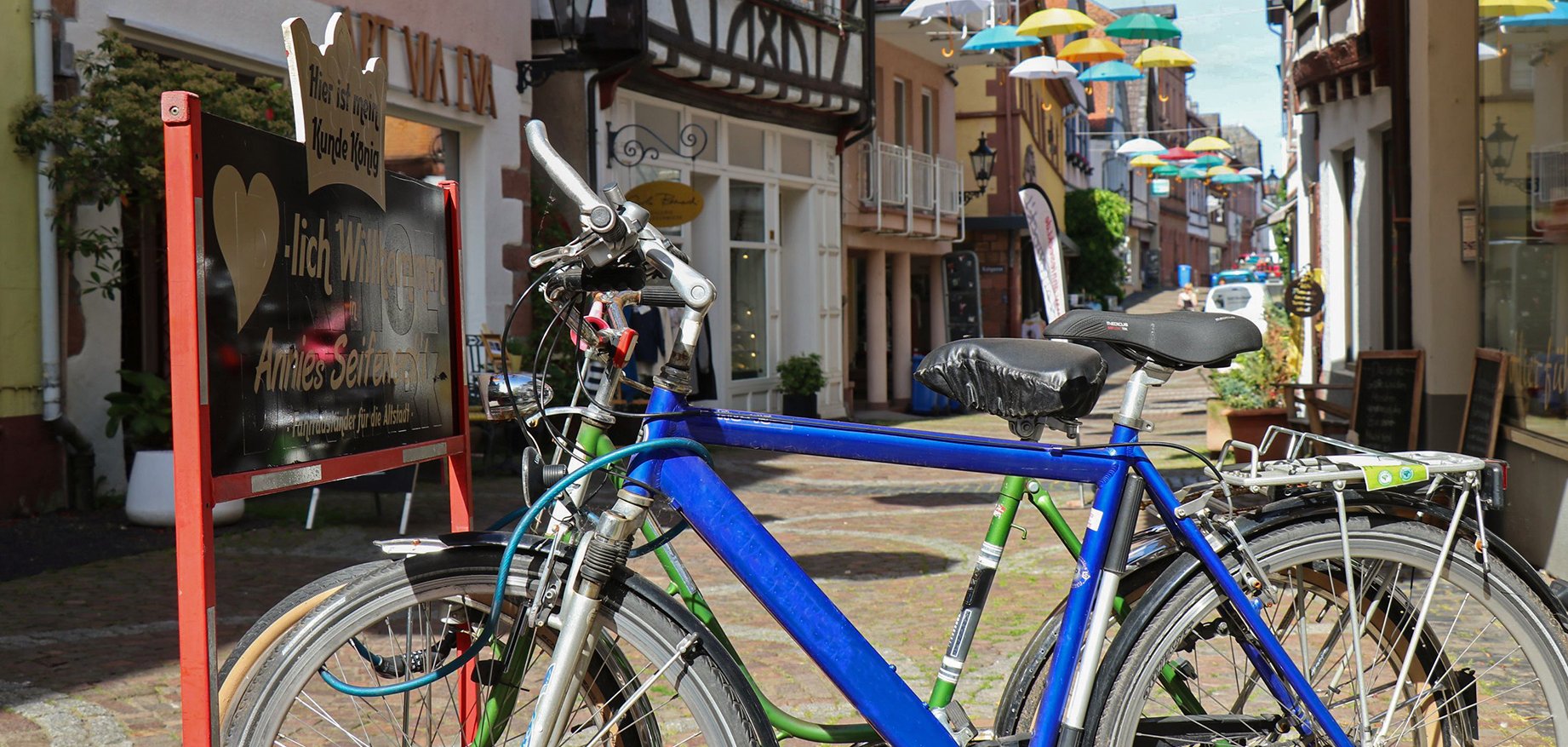 In der Fußgängerzone abgestellte Fahrräder.