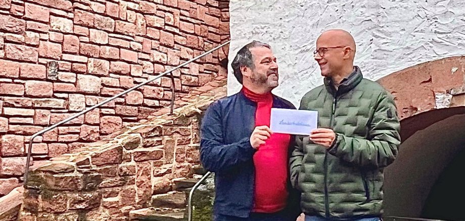 Bürgermeister Glöckner dankt Sponsor Schilling. 