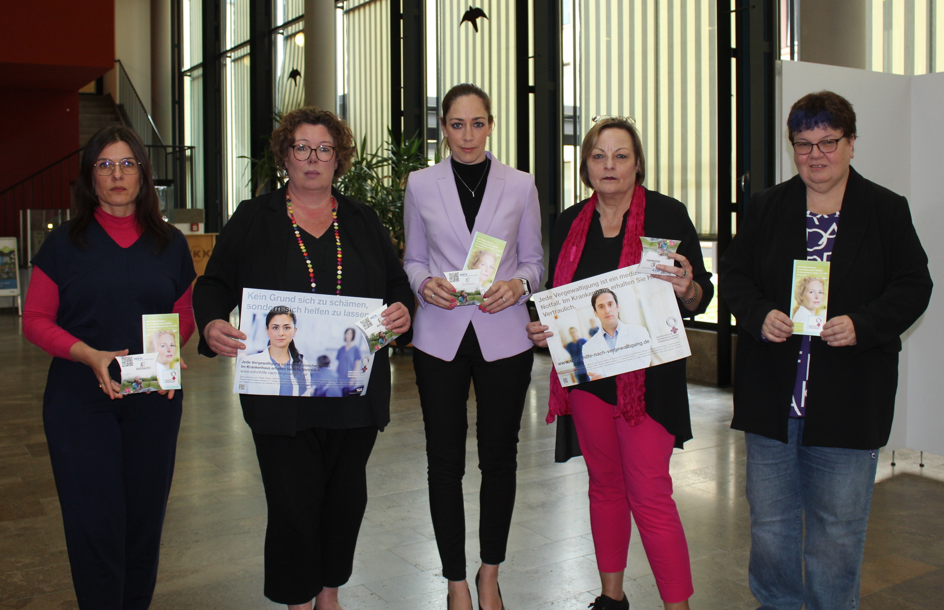 Frauenvertreterinnen machen die neue Kampagne bekannt.