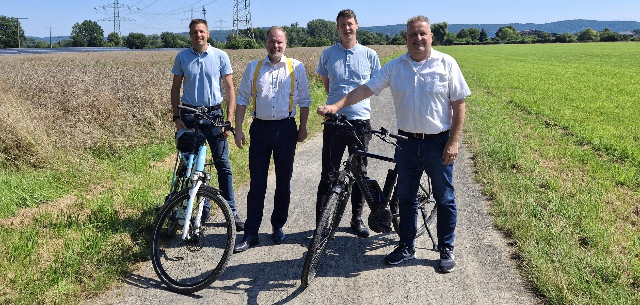 Gruppenbild mit dem Gelnhäuser Bürgermeister auf dem Radweg nach Hasselroth.