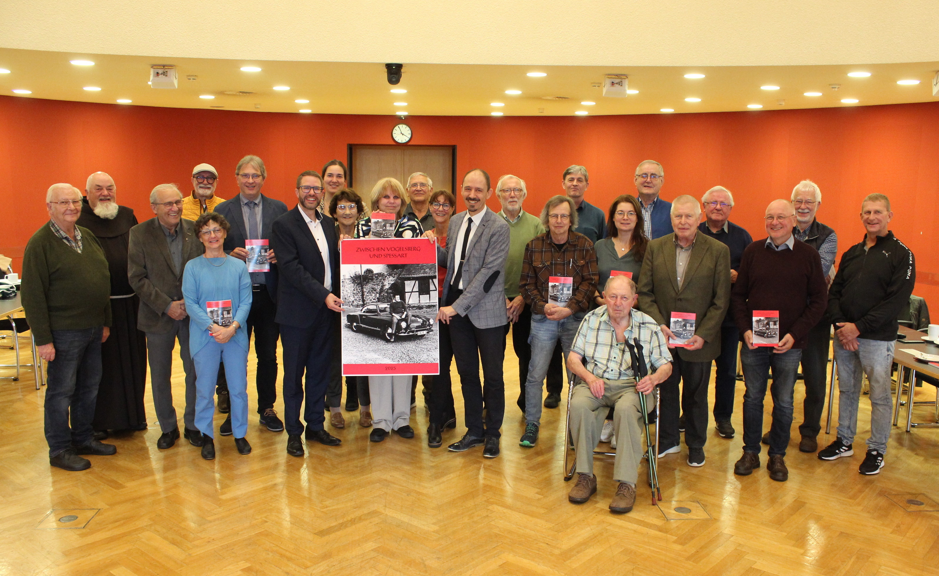 Gruppenbild mit Landrat, Verleger Naumann und den Autoren.