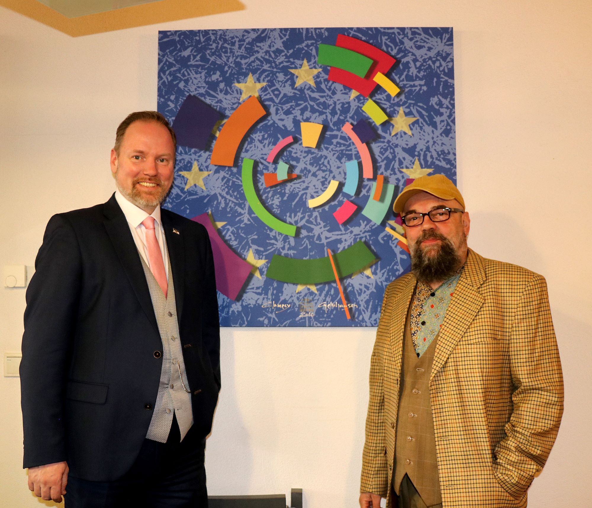 Bürgermeister und Künstler vor einem der Werke.