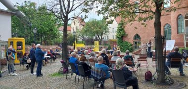 Das Publikum lauscht Reden und Musikvorträgen im Museumshof.