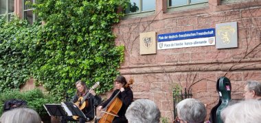 Die Musikerinnen im Museumshof vor Publikum.