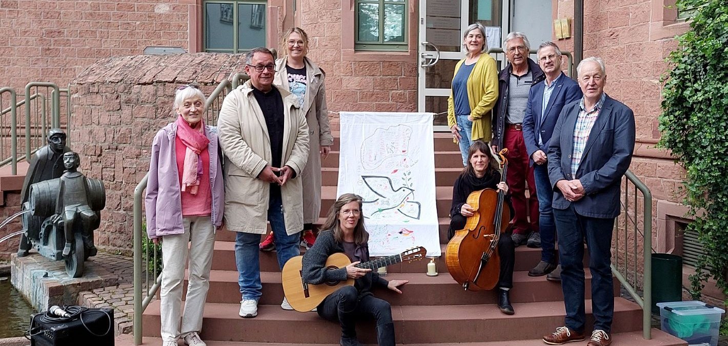 Gastgeber und Redner auf der Treppe im Museumshof.  