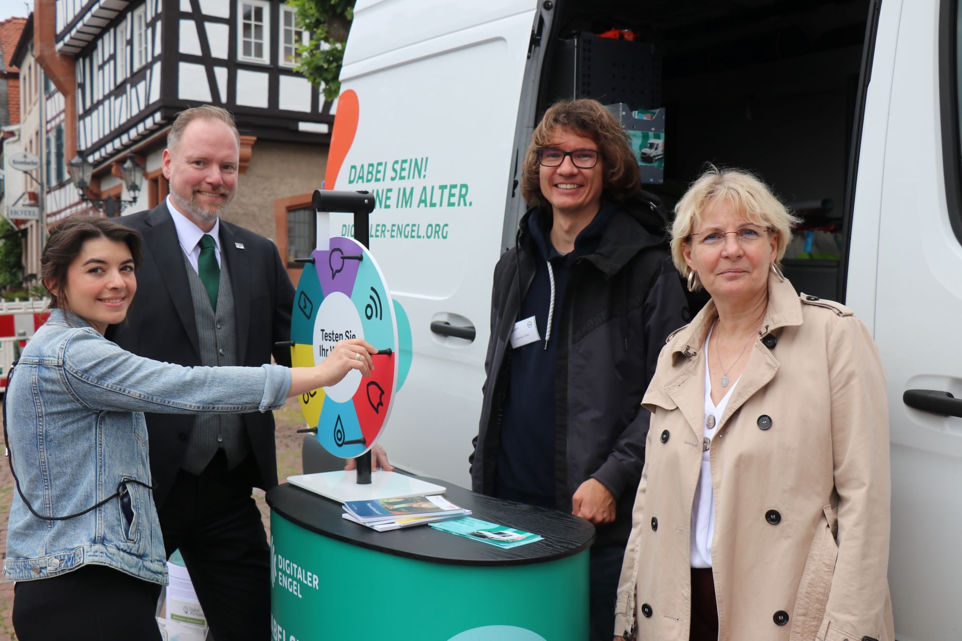 Der Bürgermeister und das Büchereiteam am Mobil des Vereins "Digitaler Engel".
