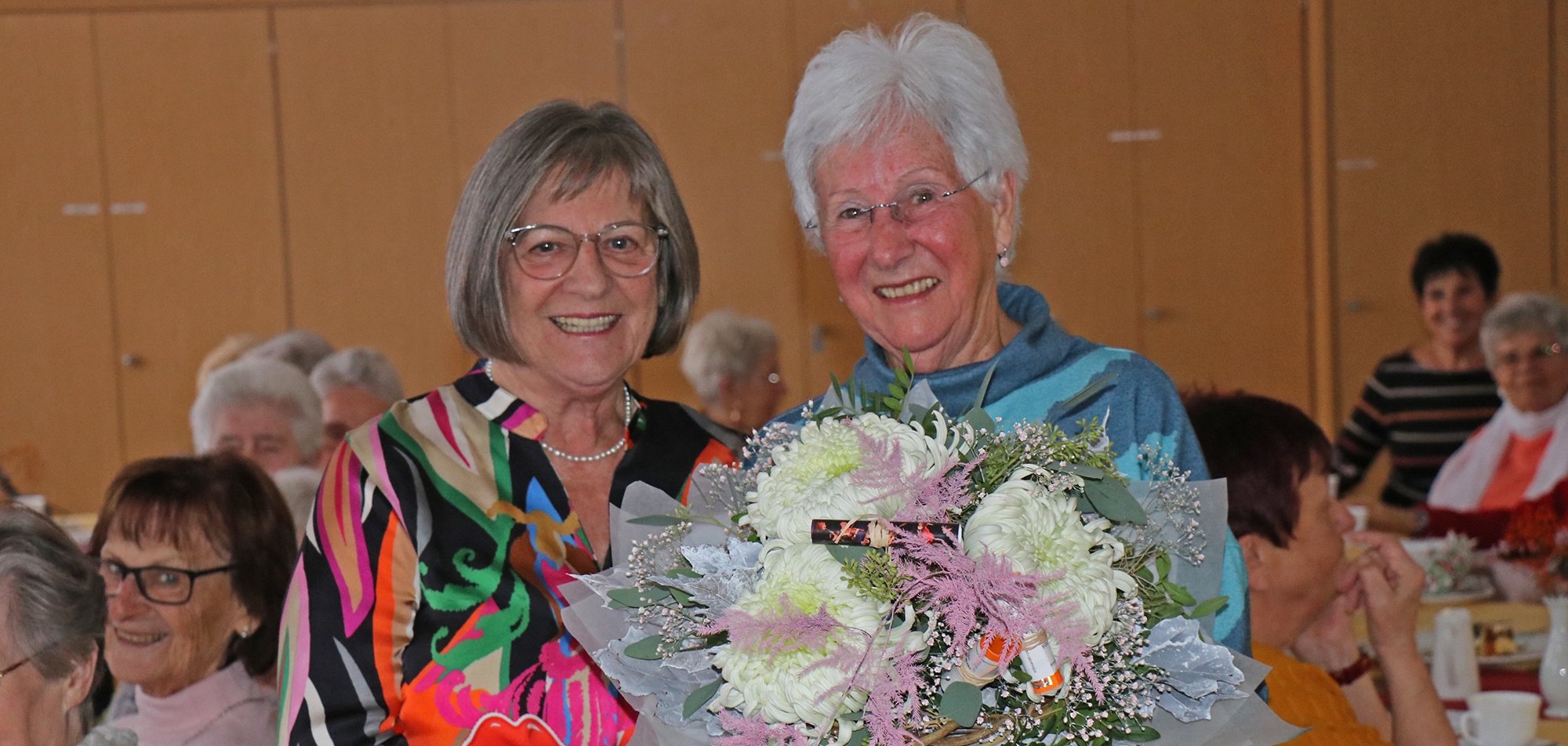 Die Geehrte Waltraud Oswald mit der Seniorenbeauftragten.