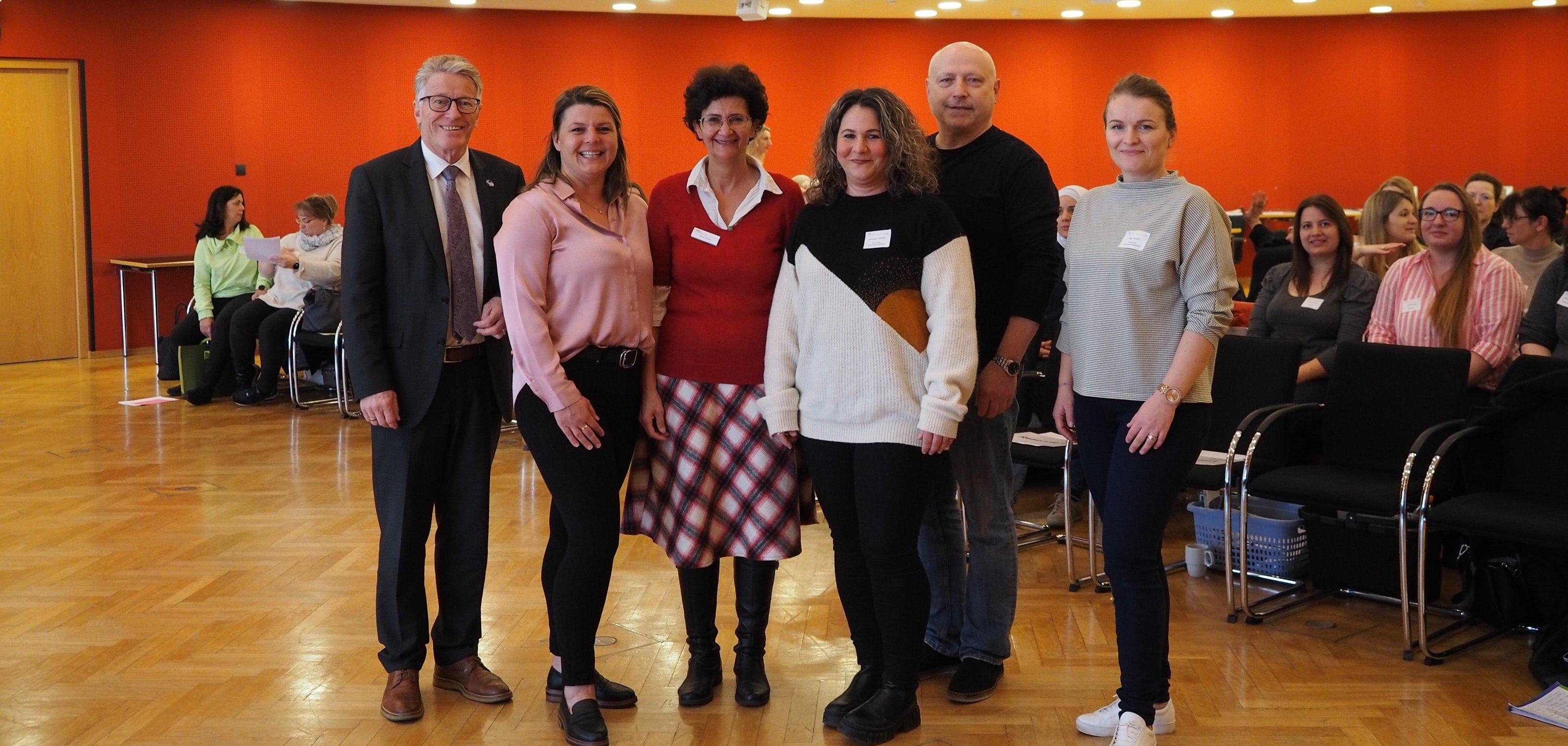 Gruppenbild mit Fachkräften und Vortragenden.