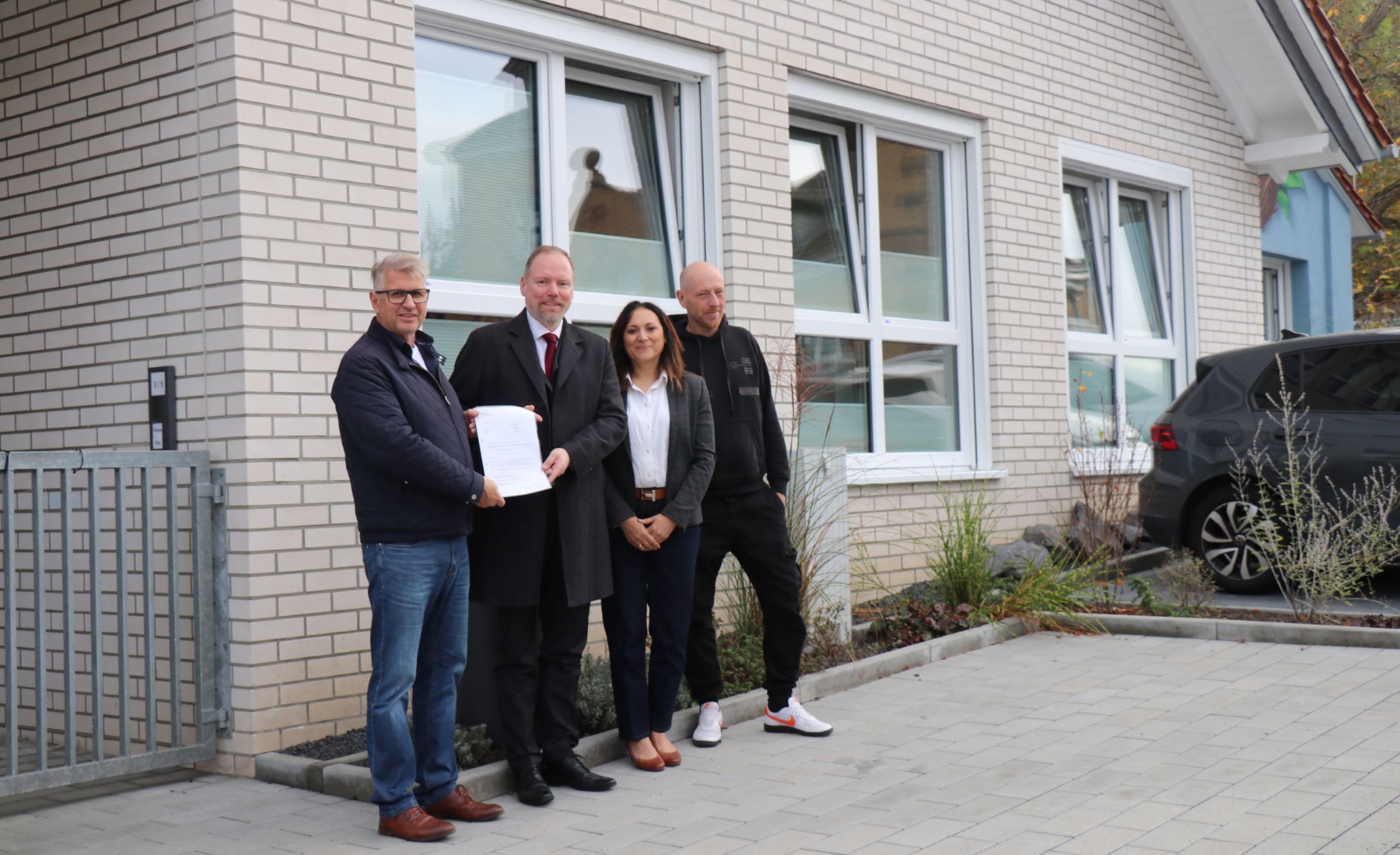 Der Bürgermeister und Projektverantwortliche vor der Kita. 