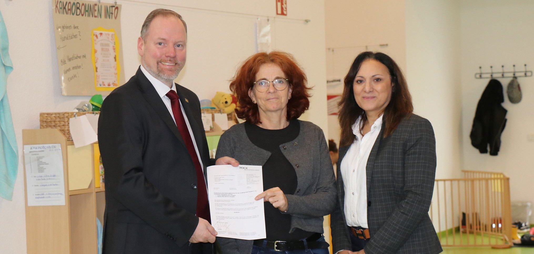 Der Bürgermeister mit den Kita-Leitungen und dem Förderbescheid. 